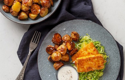 Panerad Tofu Med Rostad Potatis Och Parmesankram Foto Nurlan Mathem2