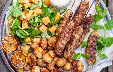 Grillade Lammfarsspett Med Rostad Farskpotatis Och Melonsallad Foto Nurlan Mathem2