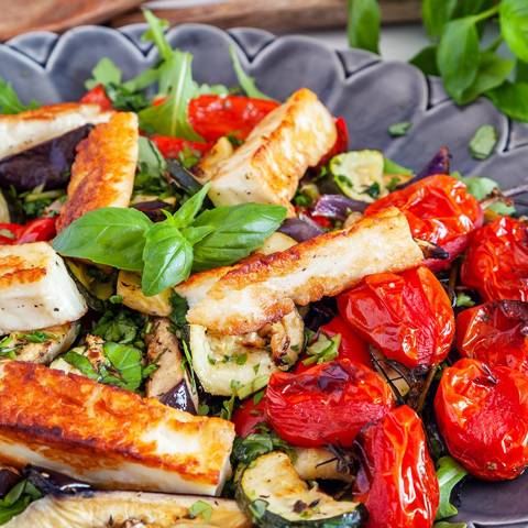 Ugnsbakade Medelhavsgronsaker Med Halloumi Foto Nurlan Emir Mathem2